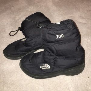 Short black north face snow boots 7M