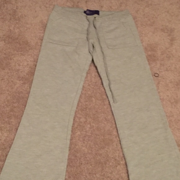 Gray girls' leggings w/ pockets.