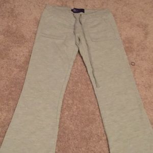 Gray girls' leggings w/ pockets.