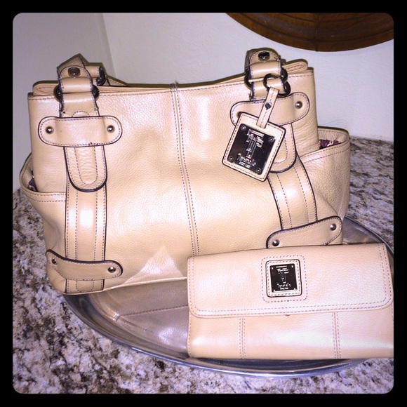 1 HOUR SALE Tignanello leather purse/wallet combo!