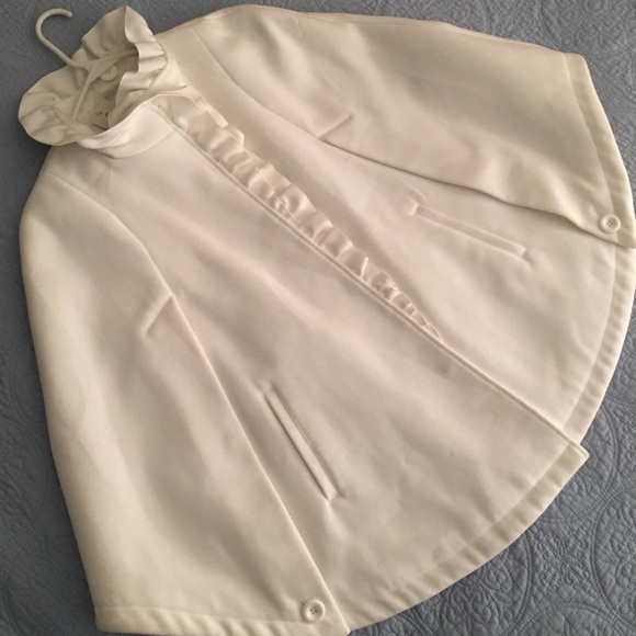 Larry Levine ivory ruffle front cape NWT