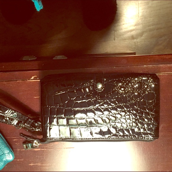 Nine West patent croc pattern Wristlet - Picture 1 of 3