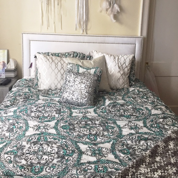 Comforter ..hardly used fits queen bed