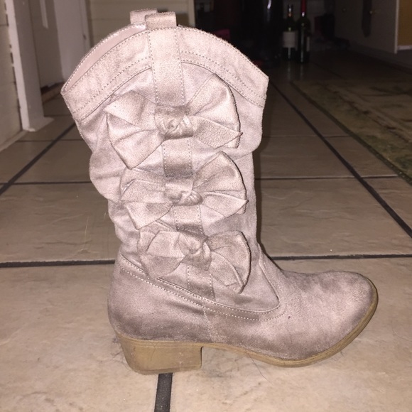 Light grey/tan cowboy boots with bows