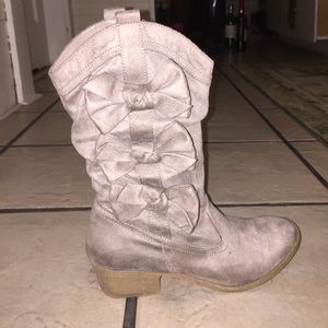 Light grey/tan cowboy boots with bows