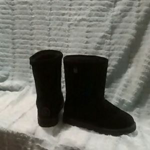 On hold Bearpaw boots!