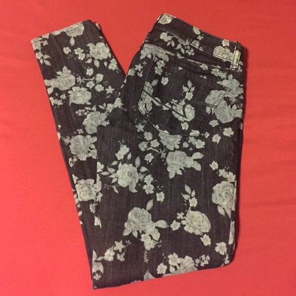 American Eagle floral jeggings.