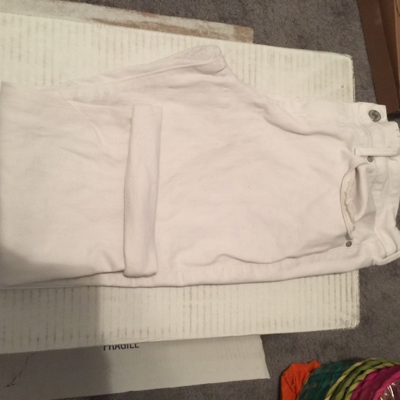 White cropped jeans