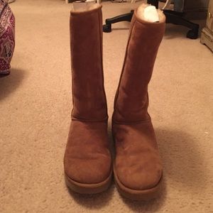 CLASSIC TALL UGGS AND CLEANING KIT INCLUDED