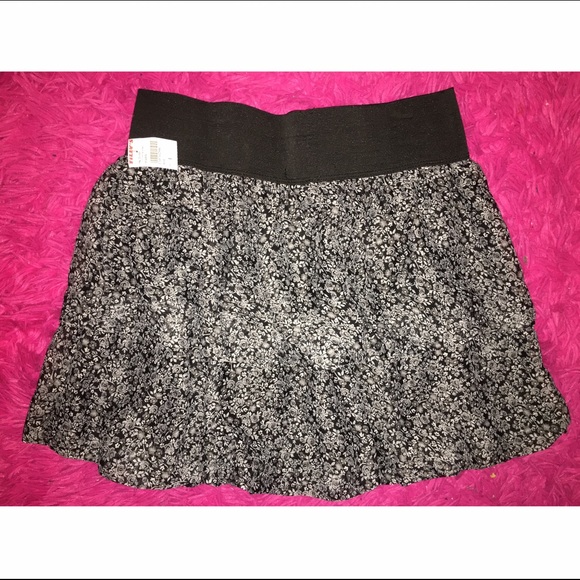 Tilly's: Flowery Black And White Roses Skirt!