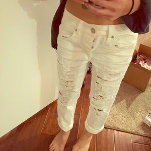 📦SOLD 📦Brand new white destroyed boyfriend jeans