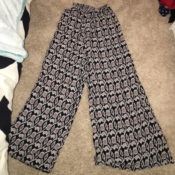 Cute brandy Melville flowy printed pant