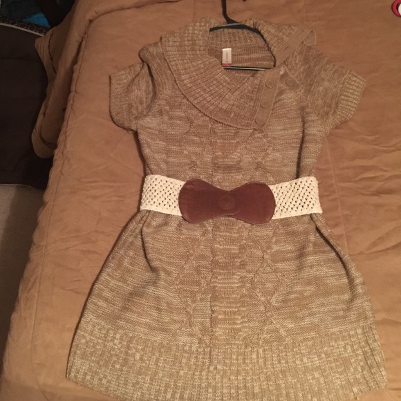 Short sleeve sweater with belt