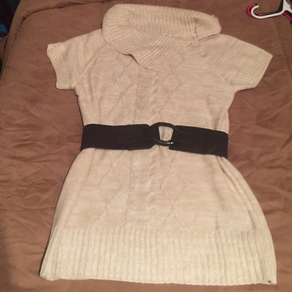 Short sleeve sweater with belt