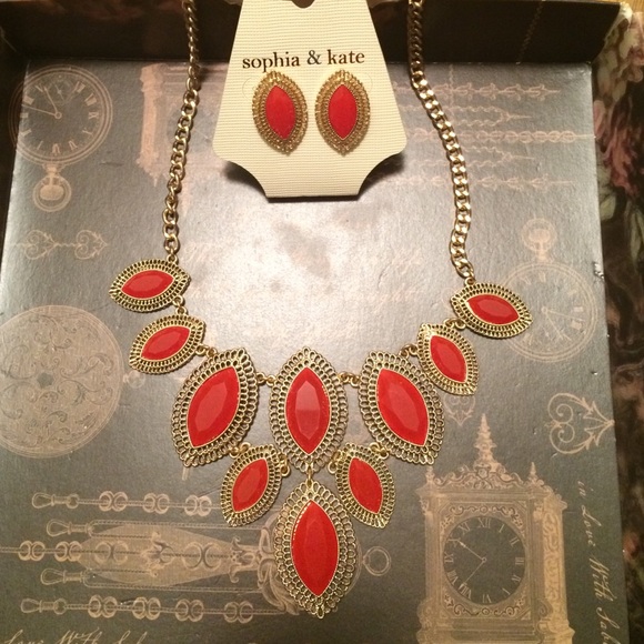 *BRAND NEW* Earring And necklace
