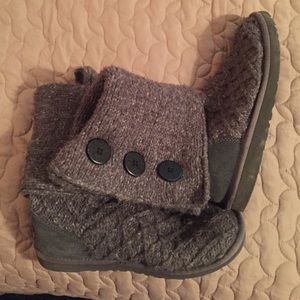 Grey knitted UGGS