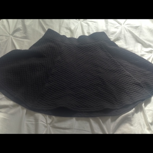 Black textured skater skirt 🍎