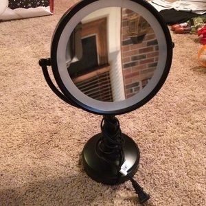 Magnifying mirror