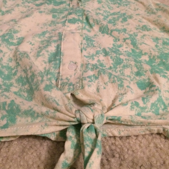 Button/tied collared tank top - Picture 3 of 3