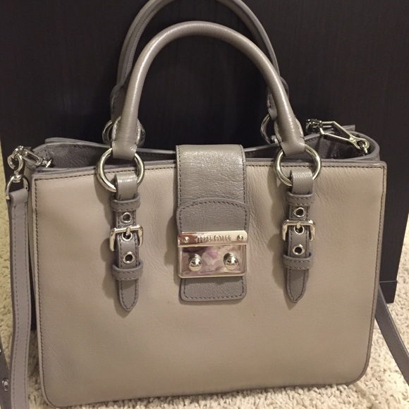 Versatile handbag comes with removable straps