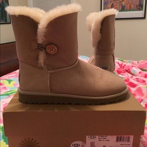 Uggs. Bailey Button. Sand/tan. Kid 5/Women's 7!!!