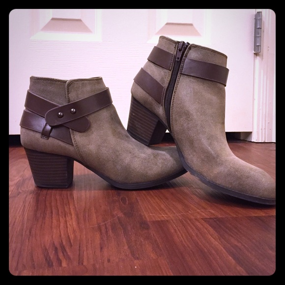 Grey/Taupe ankle booties with leather detailing - Picture 1 of 2
