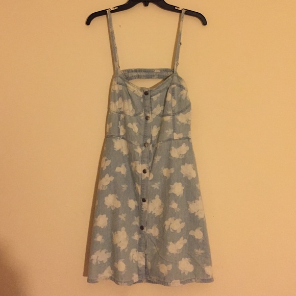 ⭐️ADORABLE BONGO DENIM OPEN BACK FLORAL DRESS⭐️