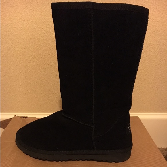 Size 9 NWT Black UGGs