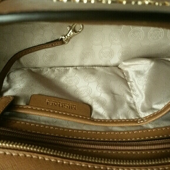 SOLD...Authentic large Michael Kors Selma - Picture 2 of 3