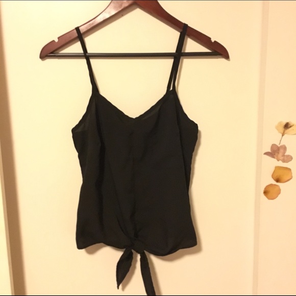 • 🔻Tie Front Black V-neck Tank •