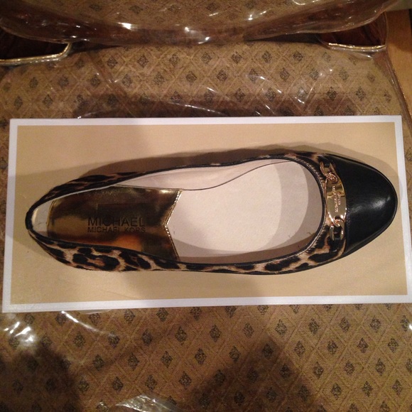 NEW MICHAEL KORS FLATS - Picture 4 of 4