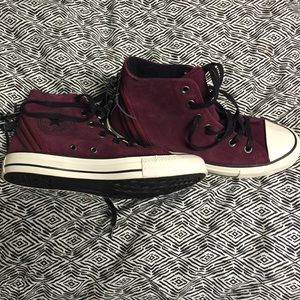 Maroon converse- size:8