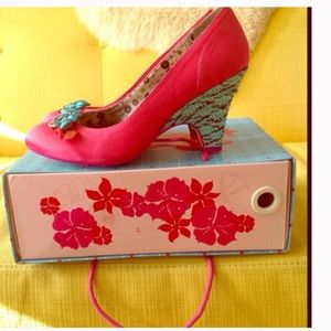 NWT- Fab wedge 💕✨