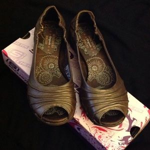 Skechers Scrunchy Flats ..