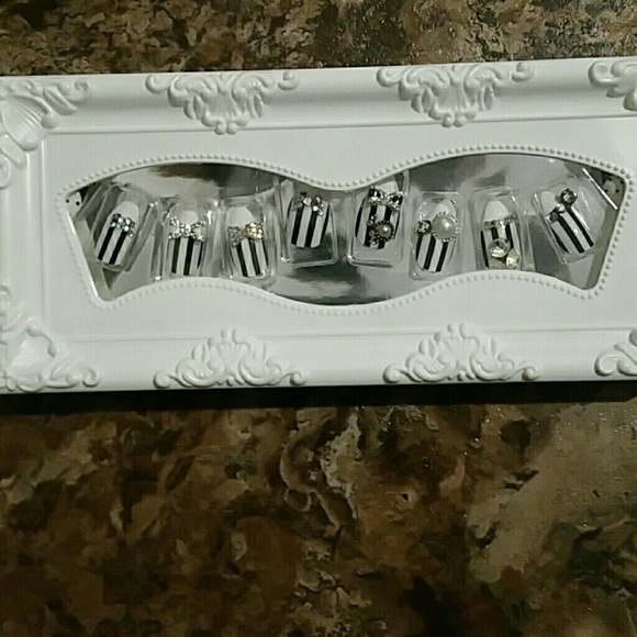 New Press on stiletto black and white nail set