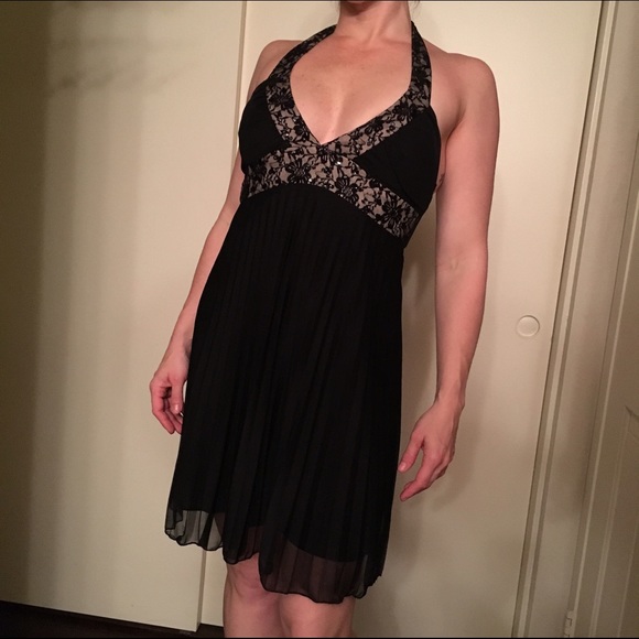 Black lace harmonica deep V dress.