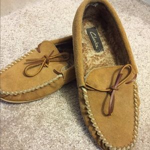Clarks Men's 11 fur slippers