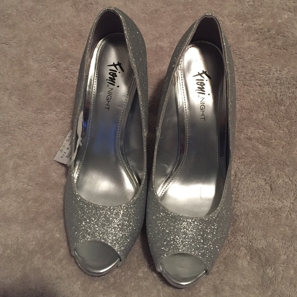 NWT Silver glittery pumps❗️WILL SHIP SAME DAY❗️