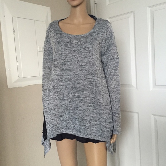 ⭐️5 STAR rated! CAMELLIA gray and black blouse - Picture 3 of 6