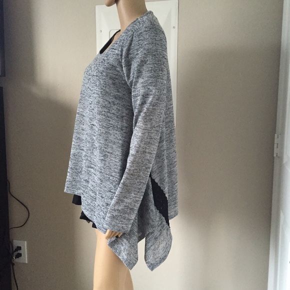 ⭐️5 STAR rated! CAMELLIA gray and black blouse - Picture 4 of 6