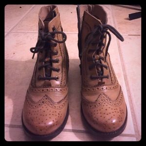 Tan/brown ankle boots zip side