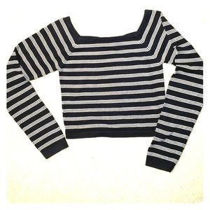 Long sleeved stripe crop top.