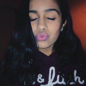 Meet your Posher, Yanet