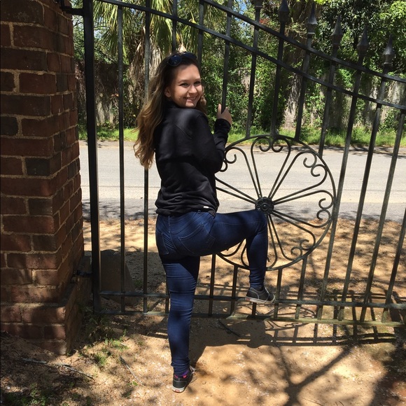 Meet The Posher, Kaila! - Picture 2 of 3