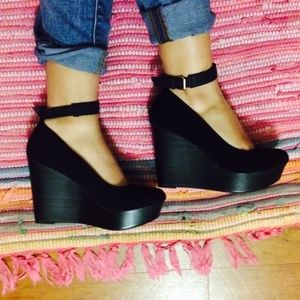 Black wedges