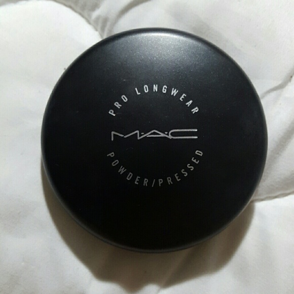 MAC Pro Longwear Pressed Powder in Medium Plus