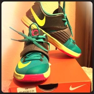Kids Kds size 12c almost brand new...