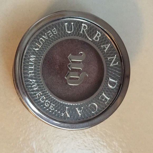 Urban Decay- Roach eyeshadow - Picture 2 of 3