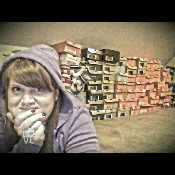 Meet Your Posher, Erin - Picture 2 of 3