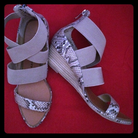 Chinese Laundry Shoes - NWOT Chinese Laundry Snakeskin Wedge LOW PRICE 🎉